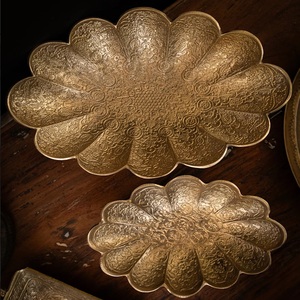 Services de table en aluminium faits à la main, gravures florales indiennes traditionnelles, assiettes, bols, plateaux, résistants au four, export. - Product Image 2