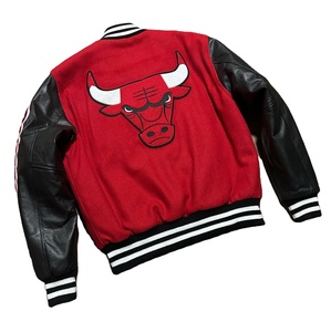 Veste universitaire pour homme personnalisée pour l'hiver et l'automne avec des manches en cuir et un patch brodé avec personnalisation du logo - Product Image 2