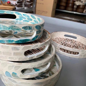 ถาดงานฝีมือประดับมุกเปลือกหอย – ถาดเสิร์ฟทรงกลมพร้อมหูจับ - Product Image 5