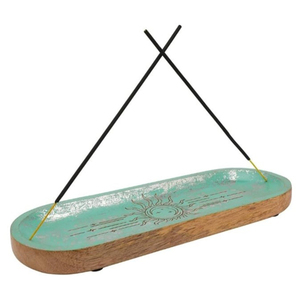 Hermosa bandeja de incienso de madera con grabados celestiales que sostiene dos varillas de incienso de forma segura en una configuración de cruz. - Product Image 6