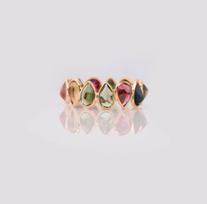 แหวนทัวร์มาลีนหลากสีธรรมชาติแบบมัลติคัท ตัวเรือนทองคำแท้ 18K สีเหลือง – แหวนแบบคลัสเตอร์ทรงผสมประดับขอบแบบ Bezel Set - Product Image 3