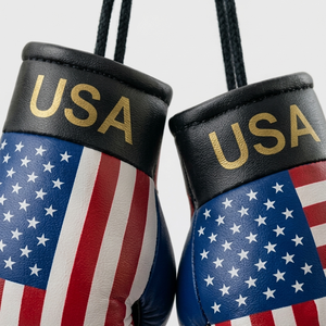 Mini Guante de Boxeo de Cuero PU con Diseño de Bandera de EE. UU. para Colgar en el Coche – Llavero y Colgante para Espejo Retrovisor Disponible - Product Image 3