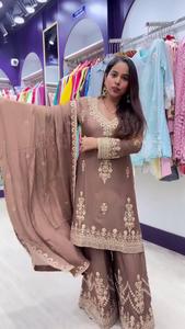 Ensemble de costume pakistanais brodé marron avec dupatta |   Ensemble Kurta et pantalon ethnique de créateur pour femmes, tenue de fête - Product Image 1