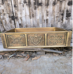 Fregadero doble de cobre estilo granja con delantal frontal de acabado oscuro y adornos en contraste con volutas de cobre en relieve. - Product Image 6