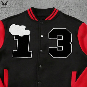 Chaqueta Varsity Personalizada con Número 13 Bordado para Hombre, Chaqueta Bomber Negra con Parches Rojos, Chaqueta de Béisbol Oversize de Forro Polar Estilo Urbano - Product Image 3