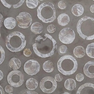 Plateau de service rond artisanal en nacre avec motif de mosaïque de coquillages circulaire, bord surélevé et poignées latérales pour table - Product Image 4