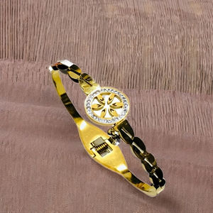 Bracelet pour femme en acier inoxydable plaqué or, tendance, romantique, haut de gamme, exquis, luxueux, nouveau, avec un charme géométrique, pour un anniversaire - Product Image 1