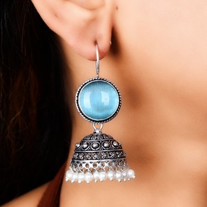 Pendientes Jhumka Vintage de Latón y Aleación de Zinc, Plateados en Plata Antigua con Piedra Azul |   Pendientes de Perlas Indias Hechos a Mano |   Étnico para Fiestas - Product Image 3
