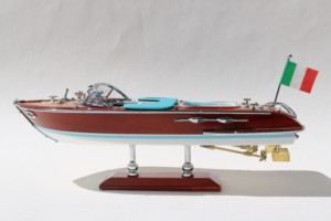 Modelo Pequeño |   Modelo de Lancha Italiana RIVA AQUARAMA de 25 cm, Hecho a Mano en Madera, Estilo Deportivo Moderno para Mesa - Product Image 2