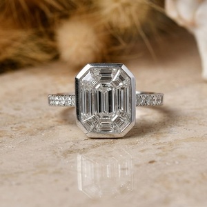 Anillo de compromiso y boda único de oro blanco macizo de 18K con diamantes talla pastel y esmeraldas en engaste de bisel y banda pavé, proveedor de Hong Kong - Product Image 1