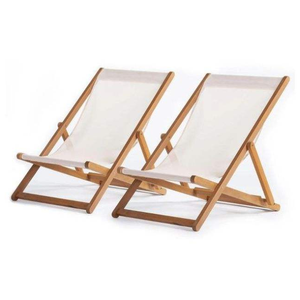 La silla plegable para exteriores Adredna presenta una estructura de madera natural y un asiento de tela duradera de color claro. - Product Image 1