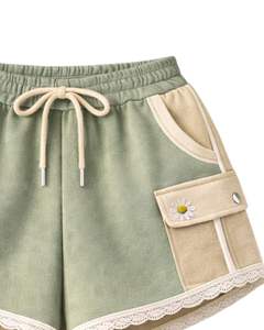 Ensemble décontracté deux pièces pour femme, vert sauge et beige, avec crop top zippé à capuche et short cargo à poches, en polyester et coton, vente en gros - Product Image 6