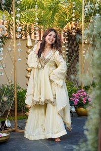 Ensemble Kurti Plazzo avec Dupatta pour femmes, orné de broderies Chinon, par Designer - Product Image 2