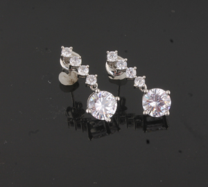 Pendientes de circonita cúbica 5A de primera calidad, chapados en plata de alto brillo, con aguja de plata 925, hipoalergénicos, al por mayor para mujer - Product Image 1