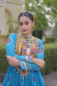 Vestido Maxi Étnico de Lujo en Faux Georgette con Estampado Bandhani, Artesanía Kutchi y Falda de 12 Metros para Exportación al por Mayor - Product Image 4