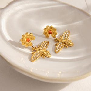 Modernos Pendientes de Acero Inoxidable Chapados en Oro de 18K con Diseño de Abeja, Margarita y Circonitas, Joyería de Abeja - Product Image 2
