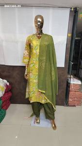 Nouvelle collection de Kurti à col en V, pantalon à poches et dupatta en Chanderi imprimé fleuri et brodé à la main, fabriquée à Surat. - Product Image 2