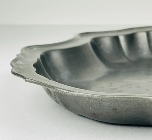 Bandeja Decorativa Tradicional de Metal de Estaño con Borde Festoneado, Plato Decorativo para Decoración del Hogar y Artículos de Hotel - Product Image 3