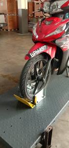 Plataforma Elevadora Hidráulica de Tijera PEAK de Un Cilindro para Motocicletas, 3 Toneladas, Altura Ajustable de 25-72.8 Pulgadas, Construcción de Acero Negro, Modelo CE - Product Image 2