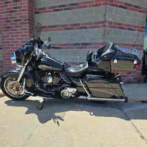 Harley-Davidson Cruiser CVO Ultra Classic Electra Glide Premium Touring ChromeBoost SmoothFlow RideEdge Elite d'occasion 2013 - Product Image 1