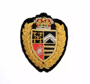 Parche de escudo bordado personalizado, insignia para coser, tela con hilo dorado, patrón irregular, aplicación decorativa para prendas - Product Image 1