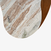 Nouvelle table basse de style luxueux avec plateau en bois d'acacia massif de forme irrégulière moderne et pieds pliants arrondis, plateau en marbre de style Toronto