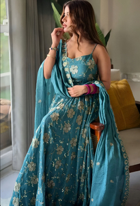 Robe Anarkali en soie froissée avec perles et broderies faites à la main, avec pantalon et dupatta, tenue de soirée prête à porter - Product Image 1