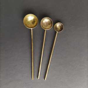 Cuillère à dîner en laiton personnalisée, longue, à motif tropical, avec poignée dorée embossée, pour la maison et les hôtels, par Universal Overseas - Product Image 2