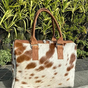 Sac fourre-tout décontracté en cuir pour femme avec fermeture éclair, finition en fourrure, bandoulière réglable, design pliable - Sac de voyage spacieux - Product Image 6