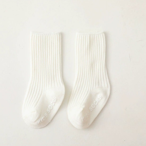 Chaussettes bébé en coton doux tricoté pour usage quotidien, disponibles en plusieurs couleurs, respirantes, style chaussettes mi-hautes mignonnes pour tout-petits, antidérapantes et écologiques - Product Image 2