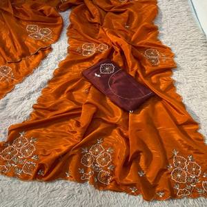 Sari en soie douce et brillante VASTRA COTTAGE, design de créateur, avec broderie Zarkan et travail de diamants, bordure ajourée, accompagné d'un chemisier élégant - Product Image 5