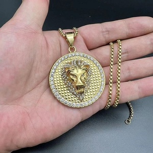 Collier pendentif tête de lion en acier inoxydable plaqué or 18 carats avec incrustation de zirconiums cubiques sur disque rond, idéal pour un cadeau - Product Image 2