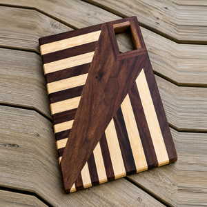 Planche à découper en bois géométrique avec motif rayé contrastant et poignée intégrée à découpe rectangulaire pour couper les légumes - Product Image 1