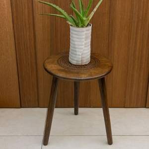 Table en bois à trois pieds, une table basse ronde moderne et une table d'appoint pour petits espaces, avec pilier, livres et magazines en bois - Product Image 2
