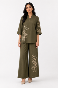 Conjunto de Dos Piezas Verde Oliva para Mujer |   Top bordado con cuello en V y pantalones de pierna ancha - Product Image 2