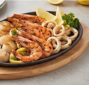 Plato ovalado de hierro fundido con base de madera y asas desmontables para presentación de comidas gourmet en hoteles y catering. - Product Image 4