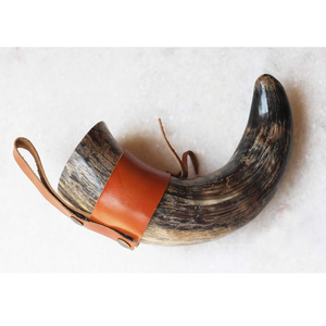 Cuerno Vikingo para Beber con Diseño de Animal Tallado, Soporte de Cuero Blanco y Negro, Cuerno 100% Natural Pulido, Ecológico, Personalización Disponible - Product Image 5