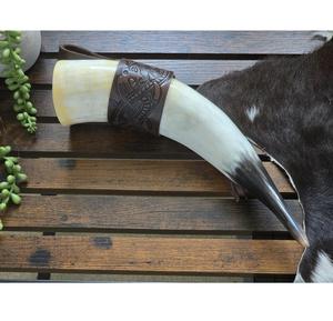 Auténtico Cuerno Vikingo para Beber con Soporte de Cuero - Product Image 3