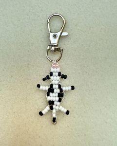 Porte-clés brodé de perles de qualité supérieure, fait main avec des broderies détaillées, des perles colorées et un artisanat élégant - Product Image 3