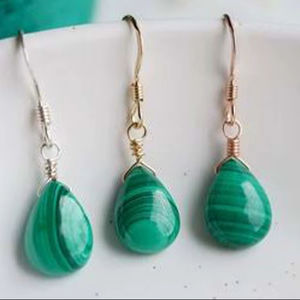 ต่างหูห้อยประดับด้วยหินออนิกซ์สีดำธรรมชาติทรงไม่แน่นอน ขนาด 6x9 มม. ตัวเรือนทองเหลือง ได้รับการรับรองจาก IGI สไตล์โรแมนติกสำหรับทุกเพศ เหมาะเป็นของขวัญคุณภาพสูง - Product Image 1