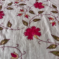 Tissu en coton imprimé à la main avec motif floral et bordure contrastée