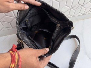 Sac bandoulière en cuir véritable de haute qualité, sculpté et travaillé, style classique, petit sac à main pour femme en cuir à poils. - Product Image 6