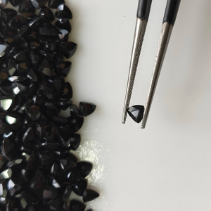 พลอยสปิเนลสีดำธรรมชาติทรงทริลเลียนขนาด 3.5 มม. คุณภาพดีที่สุดสำหรับทำเครื่องประดับจากเรดเมาน์เทน เจมส์ - Product Image 1