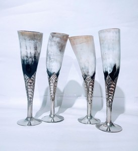 Verre à vin en corne fait main de qualité export avec support métallique – Verre pour eau, jus, bière et objet de collection – Disponible à la vente - Product Image 2