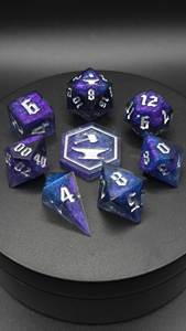 Ensemble de dés de jeu de rôle en résine écologique faits à la main avec un nouveau design en losange, logo personnalisé gravé - Product Image 4