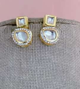 Beau collier Kundan de qualité supérieure plaqué or avec boucles d'oreilles pour femmes Bijoux de créateur pour la collection de vêtements de mariage - Product Image 2