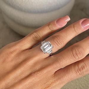 Anillo de Compromiso con Diamante Cultivado en Laboratorio, Corte Esmeralda, Tres Piedras, Certificado IGI, 6 Quilates, Corte Trapezoidal Lateral, Oro Blanco de 18k - Product Image 3