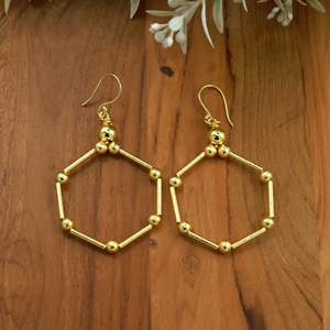 Boucles d'oreilles créoles hexagonales en laiton, boucles d'oreilles barres à perles géométrie sacrée, bijoux bohèmes en gros - Product Image 3