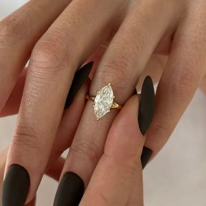Anillo de Compromiso y Boda para Mujer con Diamante Cultivado en Laboratorio de 1.5 Quilates, Corte Marquesa, Oro de 14K, Diseño de Tallo Dividido - Product Image 4
