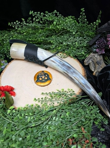 Últimos Accesorios de Cocina: Cuernos para Beber de la Mejor Calidad, Taza de Cuerno Vikinga con Diseño de Cuervo, Cuernos Tallados para Representaciones Paganas Nórdicas de los Vikingos - Product Image 3